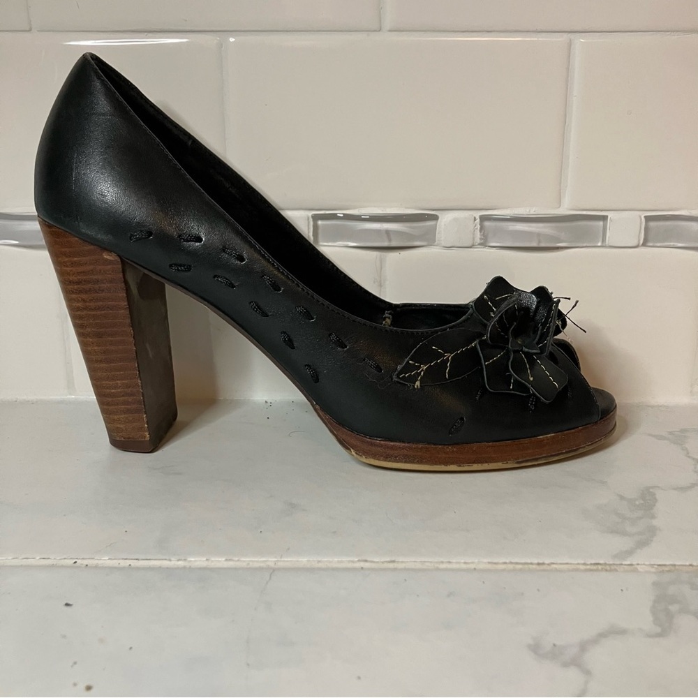 Seychelles on toe Elegant Black Leather Women's Heel. Flower on toe. Super cute!